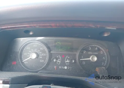 2009 Lincoln Town Car Signature Limited from USA, damaged, VIN 2LNHM82V59X622733